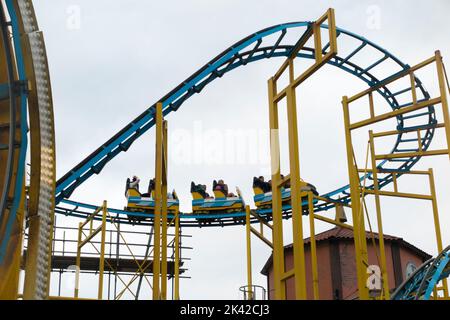 Montagnes russes Turbo Coaster / montagnes russes Turbo-Coaster les passagers et les voitures se promeuneront au parc des expositions avec des divertissements, des attractions et des manèges, au bout de la jetée du Brighton Palace à Brighton, Royaume-Uni (131) Banque D'Images