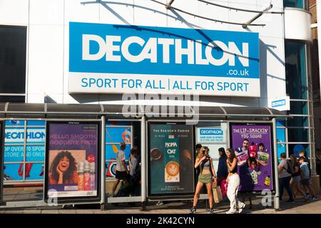 Boutique extérieur / extérieur de la boutique d'équipement sportif / de sport Decathlon / détaillant / magasin à Brighton, East Sussex. Royaume-Uni, un jour ensoleillé avec le soleil. (131) Banque D'Images