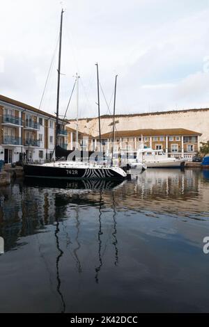 Bateaux à Brighton Marina, East Sussex, ville de Brighton et Hove, Royaume-Uni. Un logement résidentiel composé d'appartements et d'appartements de luxe entoure les baies et l'amarrage des bateaux. (131) Banque D'Images