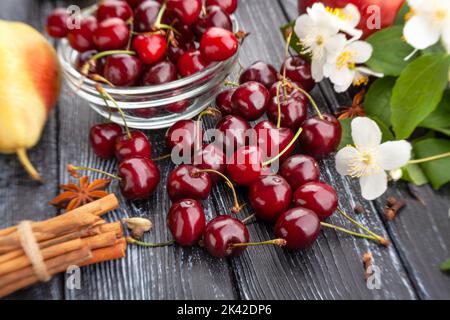 cerises rouges sur fond de bois Banque D'Images