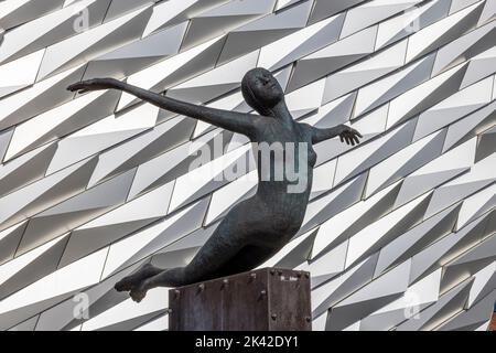 La sculpture de Rowan Gillespie Titanica, Titanic Museum, Belfast, Irlande du Nord. Banque D'Images