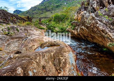 Rivière à travers la végétation de la réserve Biribiri à Diamantina avec un vieux pont en bois construit par des esclaves pour drainer la production de diamants et d Banque D'Images