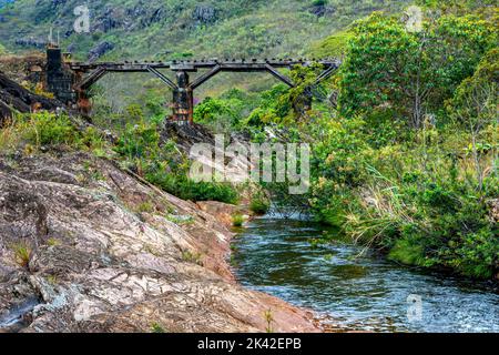 Traversez la végétation de la réserve Biribiri à Diamantina avec un vieux pont en bois construit par des esclaves pour drainer la production de diamants et Banque D'Images