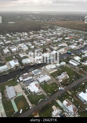 Un équipage de la U.S. Coast Guard de la Air Station Miami, Floride, effectue des survols autour de l'ouest de la Floride à la suite de l'ouragan Ian, le 29 septembre 2022. Certaines des choses que les équipes recherchent sont les personnes en détresse, l'étendue des dommages et la pollution potentielle. (Biens de courtoisie de la Garde côtière des États-Unis) Banque D'Images