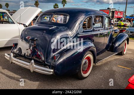 Daytona Beach, FL - 28 novembre 2020 : vue arrière à grande perspective d'une berline de tourisme Century série 60 1937 de Buick modèle 64 lors d'un salon automobile local. Banque D'Images