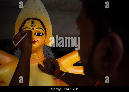 Un artiste de Paal idol dessinant les yeux de Devi Durga pour la célébration de la Puja de Durga. Durga Puja est l'un des festivals religieux hindous très appréciés Banque D'Images