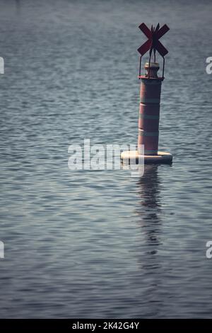 Bouée sur un lac au coucher du soleil Banque D'Images