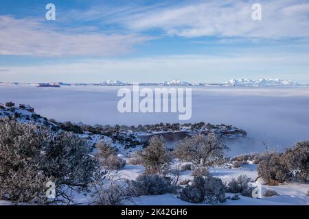 Une mer de brouillard remplit le bassin de la rivière verte, les sommets des falaises d'Orange et des montagnes Henry enneigées derrière. Vue depuis le point de vue de la tour Candlestick i Banque D'Images