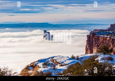 La tour Candlestick s'élève au-dessus d'une mer de brouillard dans le bassin de Green River, dans le parc national de Canyonlands, Utah. Vue depuis la Tour Candlestick. BEH Banque D'Images