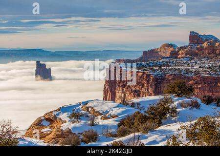 La tour Candlestick s'élève au-dessus d'une mer de brouillard dans le bassin de Green River, dans le parc national de Canyonlands, Utah. Vue depuis la Tour Candlestick. Le Banque D'Images