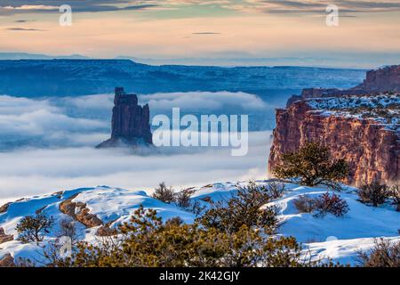 La tour Candlestick s'élève au-dessus d'une mer de brouillard dans le bassin de Green River, dans le parc national de Canyonlands, Utah. Vue depuis la Tour Candlestick. BEH Banque D'Images