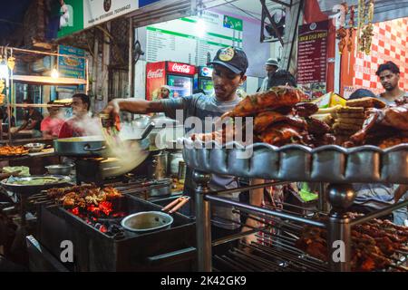 Delhi, Inde : Un homme prépare des kebabs chics brodés dans une ruelle à côté de Nizamuddin dargah. Banque D'Images