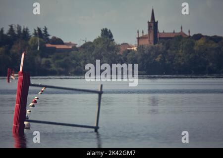 Bouée sur un lac au coucher du soleil Banque D'Images