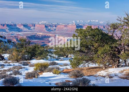 Vue d'hiver depuis la tour Candlestick, vue sur le parc national de Canyonlands, Utah. Le bassin de Green River devant les falaises Orange / Glen Canyon N Banque D'Images