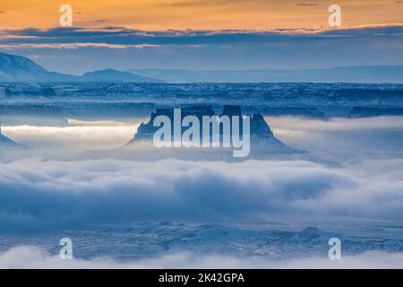 North point et les falaises Orange s'élèvent au-dessus d'une mer de brouillard dans le bassin de Green River dans le parc national de Canyonlands, Utah. Vue depuis la Tour Candlestick Banque D'Images