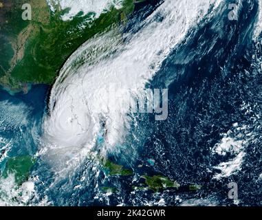 Floride, États-Unis. 28th septembre 2022. L'image couleur naturelle simulée ci-dessus a été acquise à 9 h 10 heure locale (13 h 10 heure universelle) sur 28 septembre 2022, par l'imageur de référence avancé (ABI) sur le satellite géostationnaire opérationnel environnemental 16 (GOS-16). Le satellite est exploité par la National Oceanic and Atmospheric Administration (NOAA); la NASA aide à développer et à lancer la série DE satellites GOS. Credit: NASA Earth/ZUMA Press Wire Service/ZUMAPRESS.com/Alamy Live News Banque D'Images