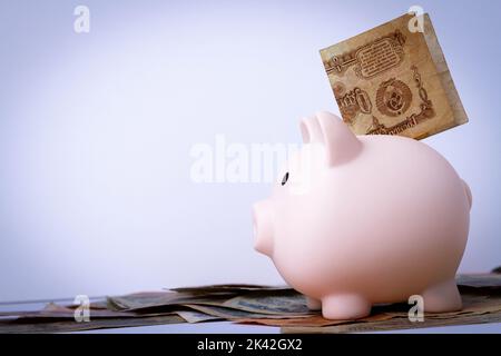 Accumulation de roubles. Paiement en roubles. Achat de roubles. Argent russe. Billets soviétiques dans une banque de pigeons. Banque D'Images