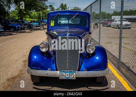 Falcon Heights, MN - 18 juin 2022 : vue avant en perspective d'un pick-up Ford 77 1937 lors d'un salon de voitures local. Banque D'Images