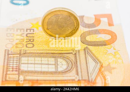 Une pièce d'un euro sur le billet de 50 euros Banque D'Images