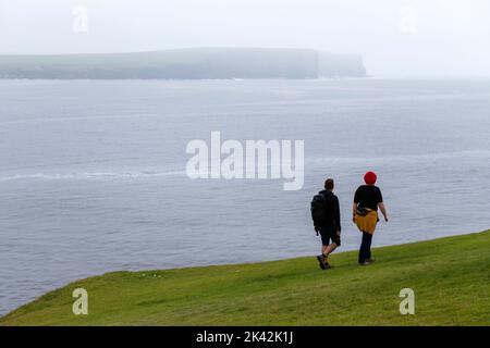 Randonnée touristique dans l'île de Brough of Birsay, le continent d'Orkney, Écosse, Royaume-Uni Banque D'Images