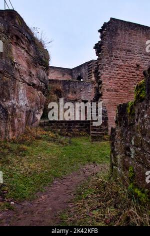 Frankenstein, Allemagne - 26 décembre 2020: À l'intérieur des ruines du château de Frankenstein lors d'un froid hiver en Allemagne. Banque D'Images