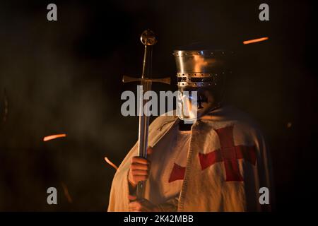 Chevalier Templier par le feu, brûlant peut-être des frères tombés dans les armes. Banque D'Images