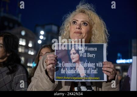 2022-09-29 20:13:21 AMSTERDAM - les participants à une manifestation sur la place du Dam expriment leur solidarité avec les femmes iraniennes en Iran. Des manifestations dans le monde entier se poursuivent depuis des jours après la mort de Mahsa Amini. Cette femme de 22 ans est décédée plus tôt ce mois-ci après avoir été arrêtée pour avoir enfreint le code vestimentaire strict du pays. ANP EVERT ELZINGA pays-bas sortie - belgique sortie Banque D'Images