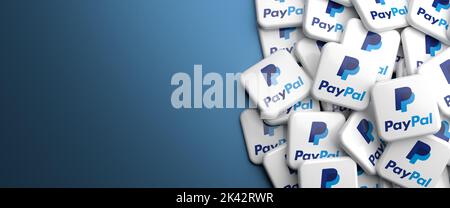 Logos de la société de technologie financière PayPal sur un tas. Taille de la bannière Web avec espace de copie - mise au point sélective Banque D'Images