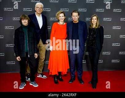 Hambourg, Allemagne. 29th septembre 2022. L'acteur Claude Heinrich (l-r), le scénariste Michael Gutmann, l'actrice Adina Vetter, le réalisateur Hans-Christian Schmid et le producteur Britta Knöller marchent le tapis rouge au Filmfest 30th de Hambourg, qui s'ouvre avec le film 'Wir sind dann wohl die Angehörigen'. Credit: Axel Heimken/dpa/Alay Live News Banque D'Images