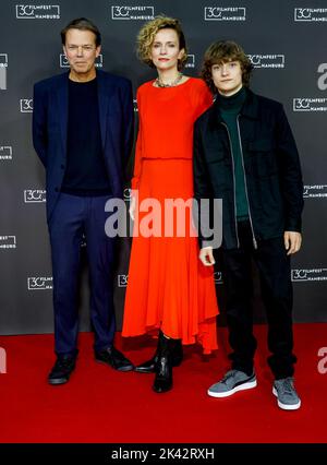 Hambourg, Allemagne. 29th septembre 2022. L'actrice Adina Vetter, la réalisatrice Hans-Christian Schmid (l) et l'acteur Claude Heinrich marchent le tapis rouge au Filmfest 30th de Hambourg, qui s'ouvre avec le film 'Wir sind dann wohl die Angehörigenn'. Credit: Axel Heimken/dpa/Alay Live News Banque D'Images