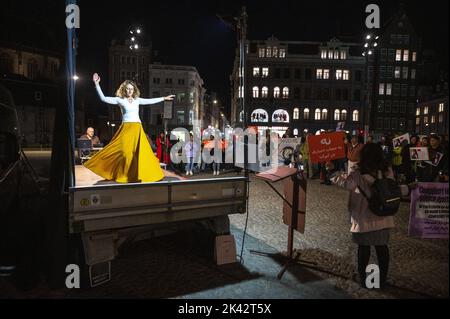 2022-09-29 20:45:13 AMSTERDAM - les participants à une manifestation sur la place du Dam expriment leur solidarité avec les femmes iraniennes en Iran. Des manifestations dans le monde entier se poursuivent depuis des jours après la mort de Mahsa Amini. Cette femme de 22 ans est décédée plus tôt ce mois-ci après avoir été arrêtée pour avoir enfreint le code vestimentaire strict du pays. ANP EVERT ELZINGA pays-bas sortie - belgique sortie Banque D'Images