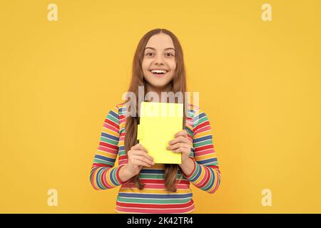 Profiter de la vie des élèves. Bonne fille sourire tenant le livre. Retour à l'école. Éducation scolaire Banque D'Images