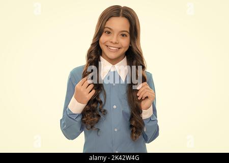 joyeux portrait d'enfant a de longs cheveux bouclés isolés sur blanc, beauté Banque D'Images