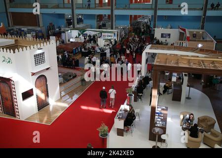 Alger. 29th septembre 2022. Les gens assistent à l'exposition internationale du tourisme et du voyage à Alger, en Algérie, le 29 septembre 2022. L'édition 21st de l'exposition internationale du tourisme et du voyage a débuté jeudi à Alger après une pause de deux ans due à la pandémie COVID-19. Credit: Xinhua/Alay Live News Banque D'Images