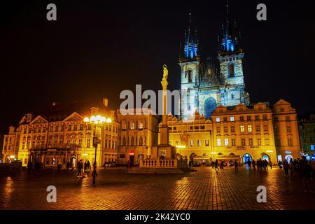 PRAGUE, RÉPUBLIQUE TCHÈQUE - 04 MARS 2022 : Panorama de la place du Staromestske namesti avec une église de Tyn lumineuse illuminée de nuit, sur 04 mars in P Banque D'Images