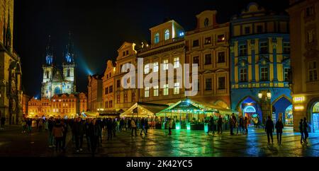 PRAGUE, RÉPUBLIQUE TCHÈQUE - 04 MARS 2022 : Panorama de maisons historiques sur la place de la Vieille ville avec des restaurants tchèques avec terrasses extérieures, illuminées à Banque D'Images