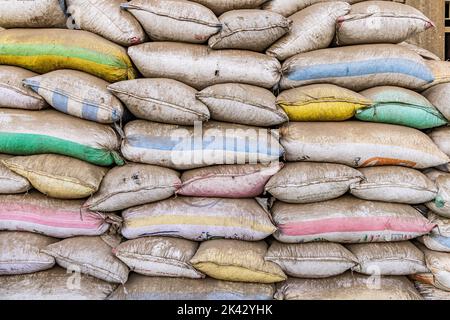 Manshiyat Naser, ville des ordures, le Caire, Égypte. Sacs de plastique découpé pour recyclage à Manshiyat Naser, ville des ordures, le Caire. Banque D'Images