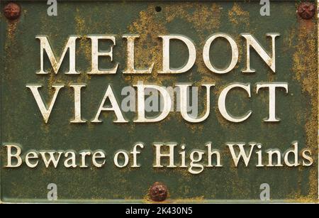 Un gros plan d'un panneau d'avertissement sur le viaduc de Meldon, pont ferroviaire numéro 613, Devon, Angleterre, West Okement Valley. Prenez garde aux vents violents Banque D'Images