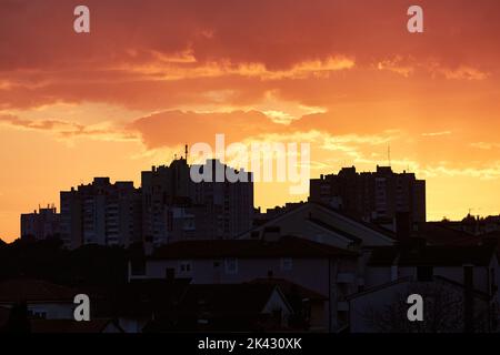 Coucher du Soleil vue urbaine, crimson sky Banque D'Images