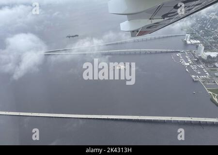 Fort Meyers, États-Unis. 29th septembre 2022. Un équipage de la Garde côtière américaine (USCG) de la station aérienne de Miami, en Floride, effectue des survols autour de la région de fort Myers à la suite de l'ouragan Ian, jeudi, 29 septembre 2022. Les survols fournissent aux services d'urgence locaux des informations sur les personnes en détresse, l'étendue des dommages causés par l'ouragan et la pollution potentielle. Photo par POC3 Kruz Sanders/U.S. Coast Guard/UPI crédit: UPI/Alay Live News Banque D'Images