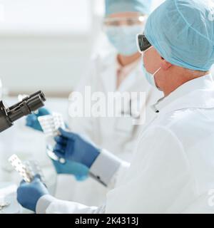 gros plan. les scientifiques testent des échantillons de nouveaux médicaments . Banque D'Images