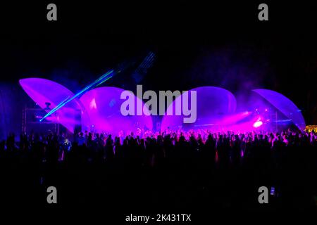 Des lumières laser colorées brillent et se déplacent sur la foule dansante pendant la fête du DJ Banque D'Images