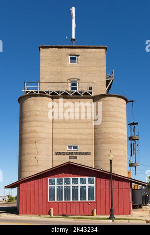 Princeton, Illinois - États-Unis - 28 septembre 2022 : élévateur de grain coopératif de vieux agriculteurs, construit en 1917, à Princeton, Illinois, États-Unis. Banque D'Images