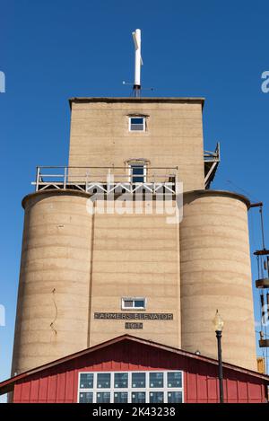 Princeton, Illinois - États-Unis - 28 septembre 2022 : élévateur de grain coopératif de vieux agriculteurs, construit en 1917, à Princeton, Illinois, États-Unis. Banque D'Images