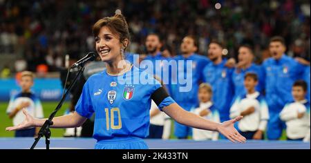 La chanteuse d'opéra Carly Paoli dans une tenue italienne complète pour l'hymne national italien lors du match du groupe C de la Ligue des Nations de l'UEFA au stade San Siro, en Italie. Date de la photo: Vendredi 23 septembre 2022. Banque D'Images