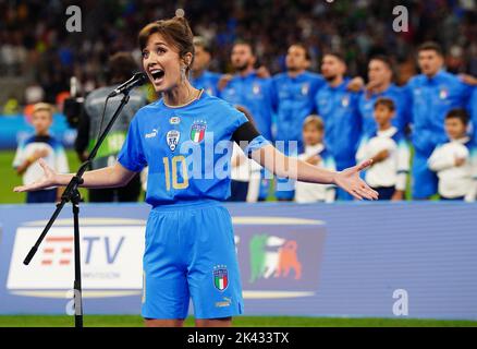 La chanteuse d'opéra Carly Paoli dans une tenue italienne complète pour l'hymne national italien avant le match du groupe C de la Ligue des Nations de l'UEFA au stade San Siro, en Italie. Date de la photo: Vendredi 23 septembre 2022. Banque D'Images