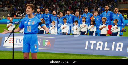 L'équipe italienne en tant que chanteuse d'opéra Carly Paoli dans un kit complet en Italie chante l'hymne national italien avant le match du Groupe C de la Ligue des Nations de l'UEFA au stade San Siro, en Italie. Date de la photo: Vendredi 23 septembre 2022. Banque D'Images