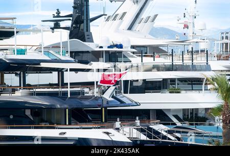 Drapeau maritime de Malte flottant sur un méga yacht dans le port d'Antibes Banque D'Images