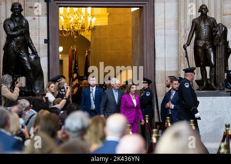 Washington, États-Unis. 29th septembre 2022. La Présidente de la Chambre Nancy Pelosi (D-CA) arrive avec le sénateur Mitch McConnell (R-KY), le leader minoritaire du Sénat, et d'autres pour une cérémonie de dédicace de statue en l'honneur du président Harry S. Truman, dans la rotonde du Capitole des États-Unis, à Washington, DC, jeudi, 29 septembre, 2022. (Graeme Sloan/Sipa USA) Credit: SIPA USA/Alay Live News Banque D'Images