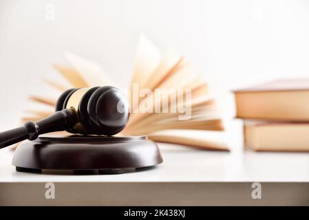 Maillet de juge et livres sur la table avec fond blanc. Droit et notion de plaidoyer. Vue avant Banque D'Images